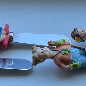 Peut inclure: Ensemble de cinq couteaux à beurre en céramique colorés avec des personnages différents. Chaque couteau a une lame en acier inoxydable.