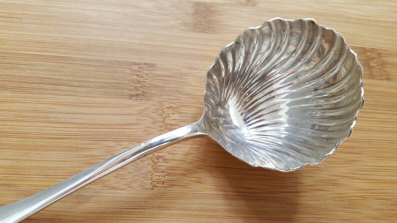 Vintage KIRK Stieff Sterling 1970 WILLIAMSBURG SHELL Shell Bowl GravySauce Ladle 7 58