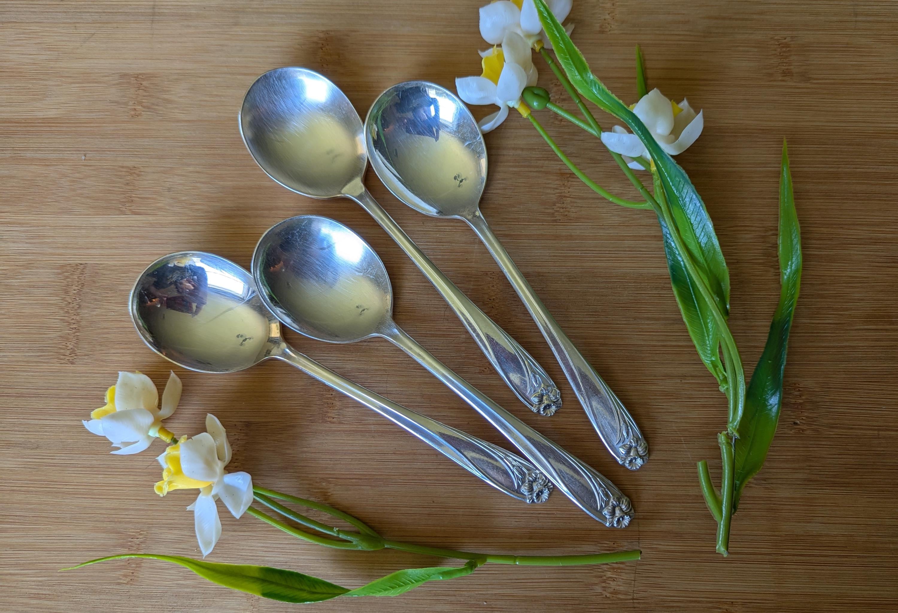 Vintage 1847 ROGERS Bros 1950 DAFFODIL Round Bowl Soup Spoon