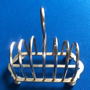 Vintage Collectible SILVER Footed Toast Rack for 6 Toasts w Handle