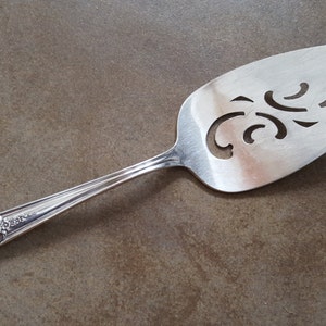 Vintage Wm ROGERS Mfg 1951 MAGNOLIA/INSPIRATION Przekłuty serwer do ciasta/ciasta 8 5/8", zestaw 2 sztuk