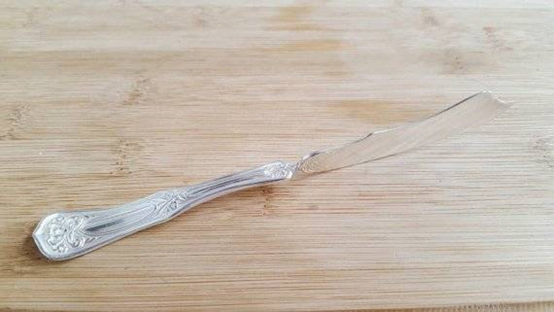 Antique Wm A Rogers Floral Ornate OHS124 Twisted Handle Master