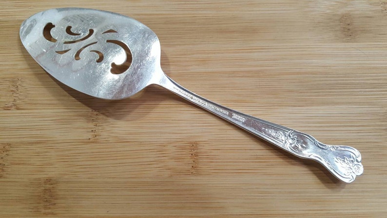Vintage Wm ROGERS Mfg 1951 MAGNOLIAINSPIRATION Pierced CakePie Server 8 58