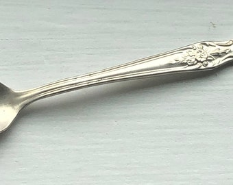 Vintage Wm ROGERS & Son 1954 VICTORIAN ROSE Straight Handle Infant Feeding Spoon 5"