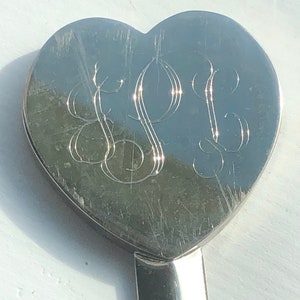 Vintage coleccionable hermosa placa de plata HEART SHAPE Figural Top Letter Opener 5 1/2", Mono J P L