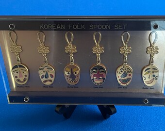 ヴィンテージの箱入り韓国製24金メッキのフォンスプーン5本セット。柄