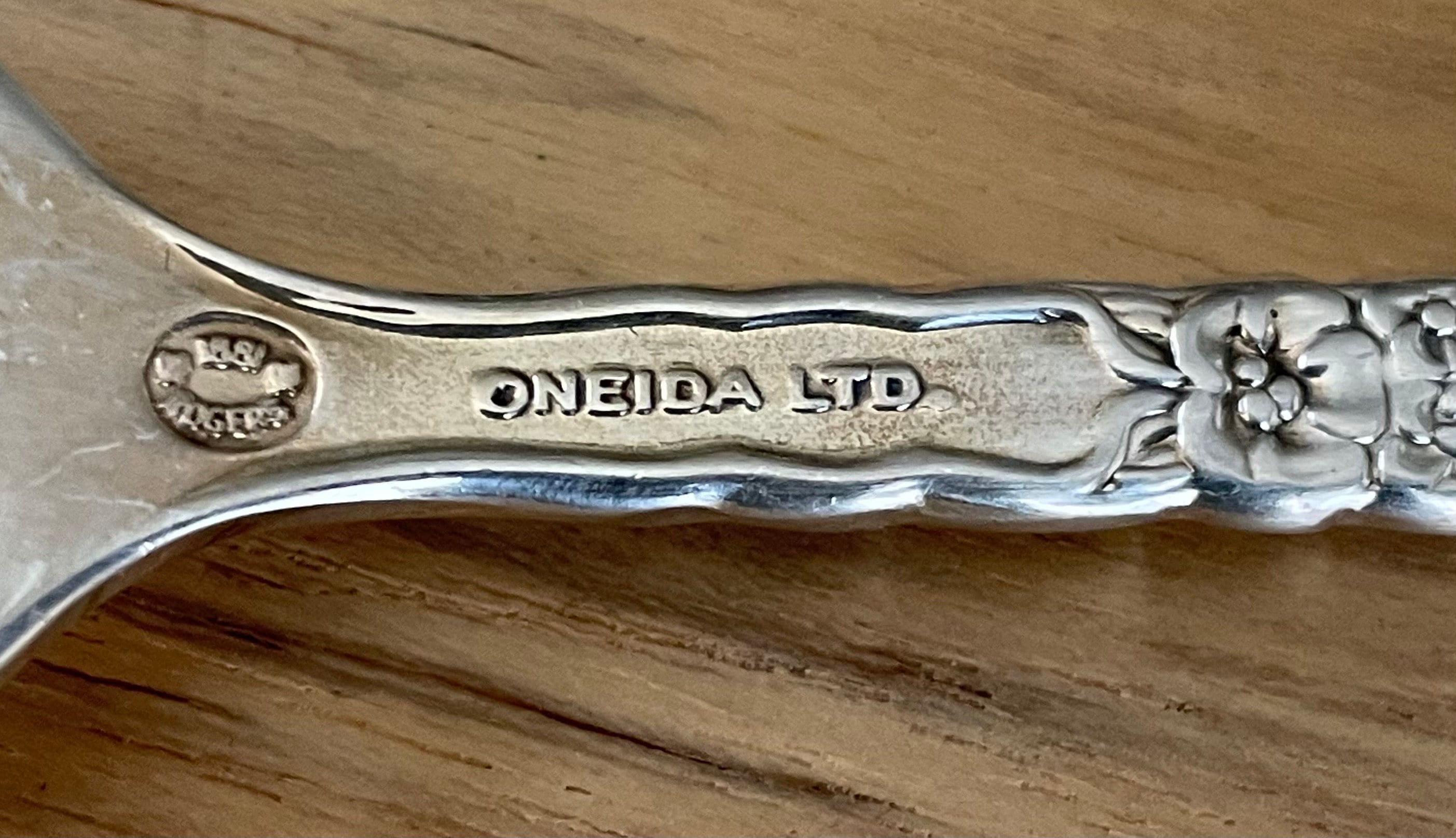 素晴らしいヴィンテージ Oneida Ltd 1881 ROGERS 1992 FLORAL QUEEN