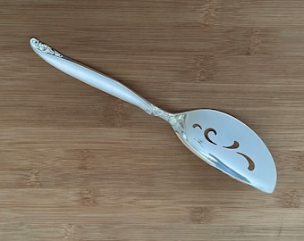Gorgeous Vintage 1847 ROGERS Bros 1961 LEILANI Solid Pierced Pie/Cake Server 8 1/2"