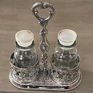 Wunderschöner antik silber durchbohrter/retikulierter HERZ Doppel cruet/Gewürzhalter 7&quot;, mit Glasflaschen