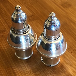 Antique DUCHIN CREATIONS STERLING Silver Weighted Glass Lined Ornate Salt & Pepper Shakers, Set di 2