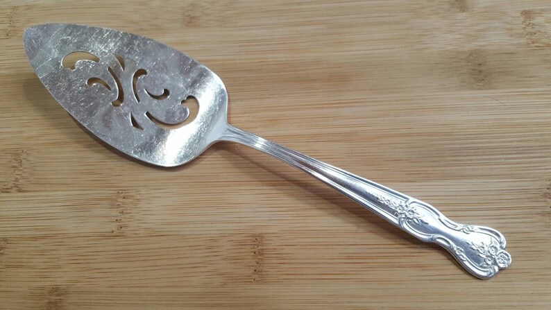 Vintage Wm ROGERS Mfg 1951 MAGNOLIAINSPIRATION Pierced CakePie Server 8 58