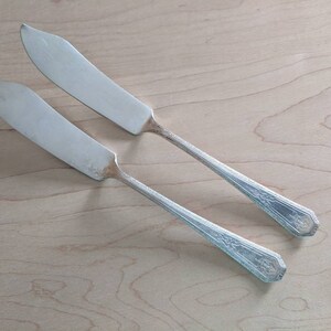 Antique Wm Rogers 1927 SILVER ANNIVERSARY Flat Handle Master Butter Knife 7 3/8&quot;, Set of 2