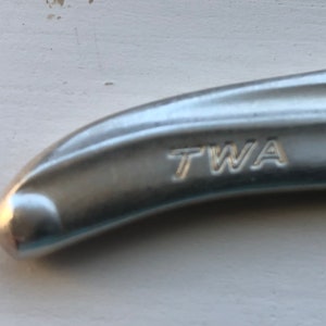 Faca de jantar vintage colecionável TWA AIRLINES placa de prata lâmina serrilhada da International Silver, conjunto de 2