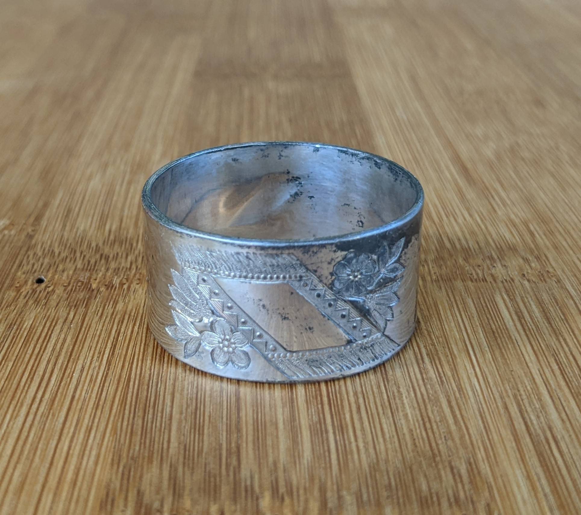 アンティーク ビクトリア朝 シルバー ラウンド フローラル 紋章