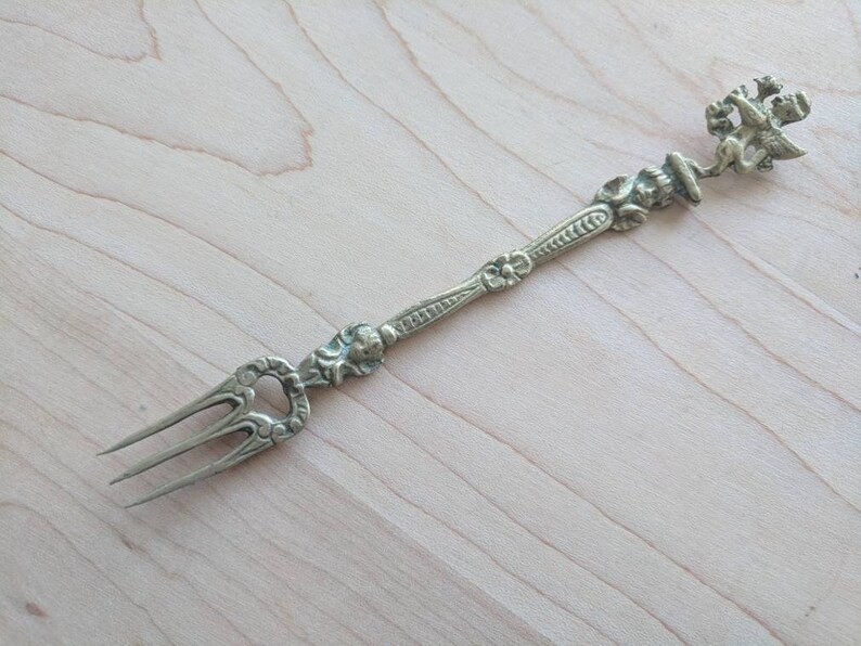 Vintage Collectible BRASS Ornate Roman Figural RAMPANT LION LemonOlivePickle Fork 5 14 Italy