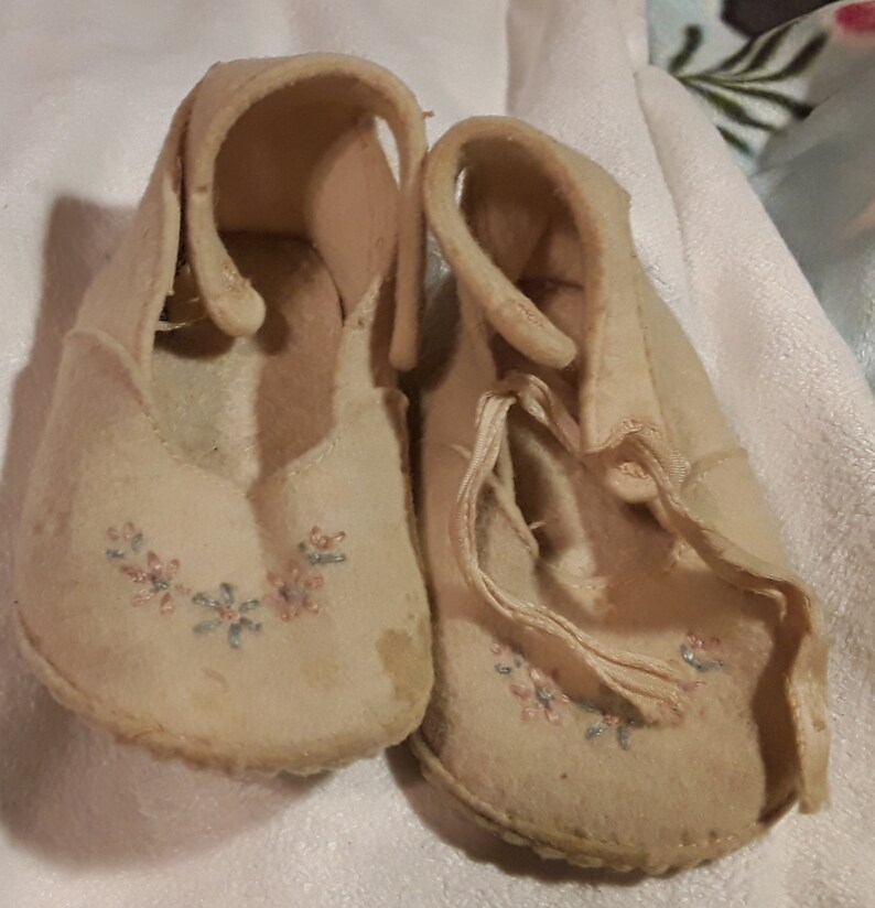 hard bottoms white shoes