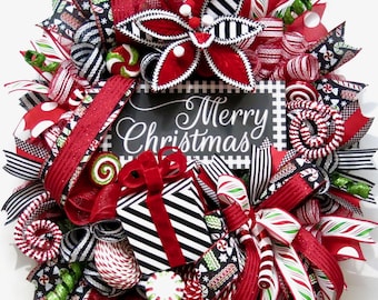 Corona navideña roja, negra y blanca para la puerta principal, corona navideña de dulces, decoración navideña de menta, puerta festiva navideña, idea de regalo navideño