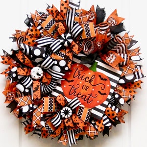 Halloween Wreath for front door, Trick Or Treat Wreath, orange black wreath, Bat Wreath, fall wreaths, Halloween decoration, pumpkin wreath