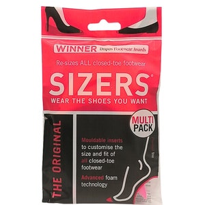 Puede incluir: Un paquete múltiple SIZERS rojo y blanco. El paquete presenta el texto "WINNER Drapers Footwear Awards" y "Re-sizes ALL closed-toe footwear". El paquete también incluye el texto "Mouldable inserts to customise the size and fit of all closed-toe footwear".
