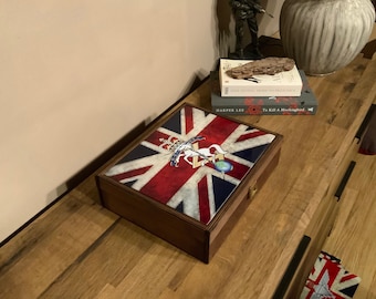 Royal Electrical and Mechanical Engineers REME Premium Military Medals and Memorabilia Box, Beautiful wood and Ceramic box, Great Gift box.