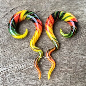 1 Pair 2 Pieces Rasta Free-Style Spiral Drops Glass Shapes image 3