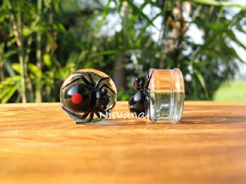 25 mm Black Widow Spider with Dark Red Spots Glass Plugs 4g 2g 0g 00g 716 12 916 58 34 1 5 mm 6 mm 8 mm 10 mm 12 mm 14 mm 16 mm