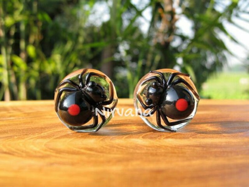 25 mm Black Widow Spider with Dark Red Spots Glass Plugs 4g 2g 0g 00g 716 12 916 58 34 1 5 mm 6 mm 8 mm 10 mm 12 mm 14 mm 16 mm