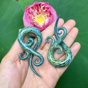 1 Pair (2 Pieces) Exotic Light Green Bonita Spirals