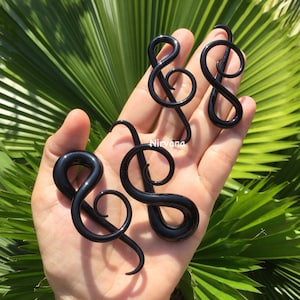 1 Pair (2 Pieces) Solid Color Black G Clef Music Ear Shapes Spirals