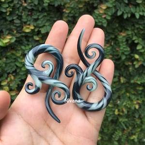 1 Pair (2 Pieces) Dark Gray & Mint Free Style Bonita Spirals Glass