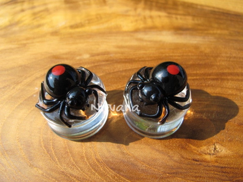 25 mm Black Widow Spider with Dark Red Spots Glass Plugs 4g 2g 0g 00g 716 12 916 58 34 1 5 mm 6 mm 8 mm 10 mm 12 mm 14 mm 16 mm