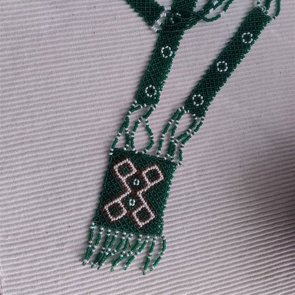 collier pendentif perle rocaille vert et blanc ref NB