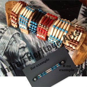 Peut inclure: Un ensemble de bracelets en perles avec des accents en os et en cuir. Les bracelets sont présentés sur une surface en bois. Les bracelets sont de différentes couleurs, notamment le brun, le blanc, le bleu et le rouge. Le texte "Indian Heritage Arts" est visible sur l'image. Le texte "for example" et "B 02 example" est également visible sur l'image.