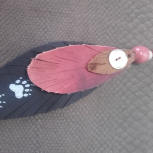 Leather feathers - decoration - painted wolf paw - Ref: PLC 12
