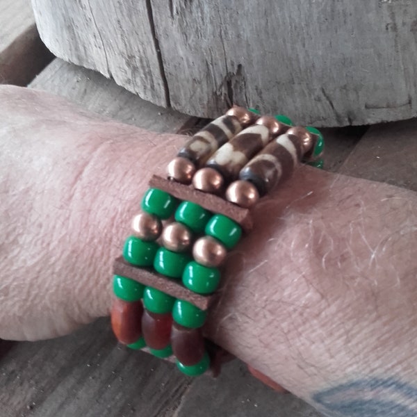 Bracelet amérindien, os bleige et marron, corne perles de verre vertes, 3 rangs - ref: B 389