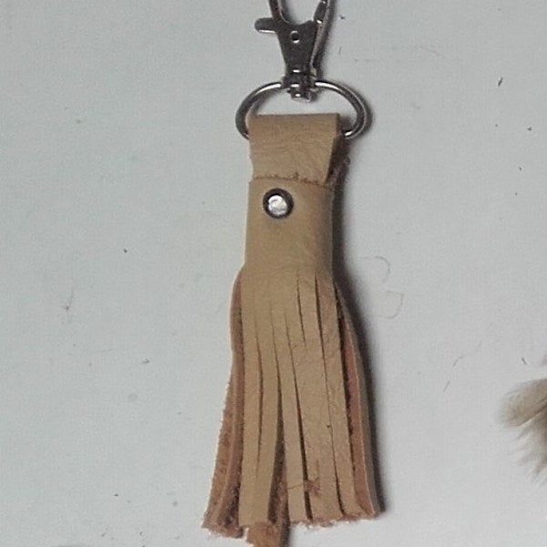 Breloque, bijou de sac - porte clé en cuir beige frangés - ref BDS 1