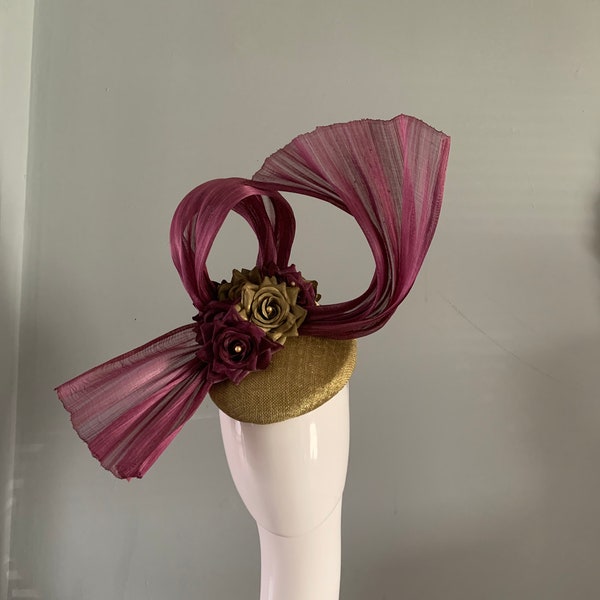 Goldene Sinamay Perlenmütze geschmückt mit einer luxuriösen bordeauxfarbenen Seiden-Abaca-Schleife, weinroten und goldfarbenen Rosen eine Splitterung von Swarovski Glasperlen