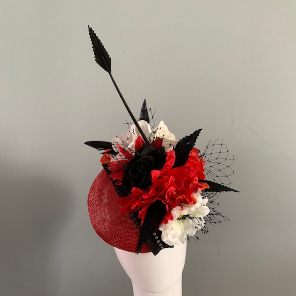 Fascinateur de chapeau de béret perché rouge orné d’ivoire noir et de fleurs de soie rouges joyeux voile de veuve et plumes.