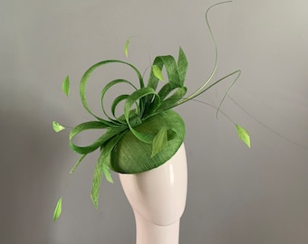 Sombrero de boina percher vintage verde de 2/3 rds con presillas esculpidas, plumas y un par de espectaculares púas rizadas.
