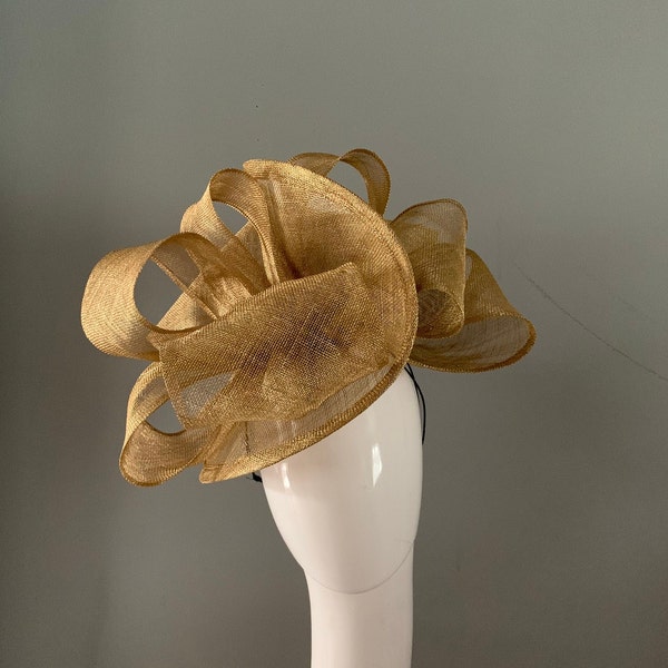 Handgemachter maßgefertigter Sinamay Fascinator Hut in Metallic Gold mit Haarreif Befestigung.