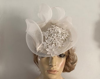 Ivory kintab beret adorned with lace applique and sculptured crin detail.