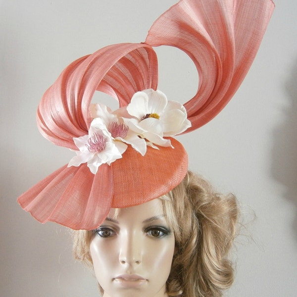 corail béret percher base de chapeau sinamay agrémentée d’un spray d’orchidées orientals soie crème & soie abaca sculpture