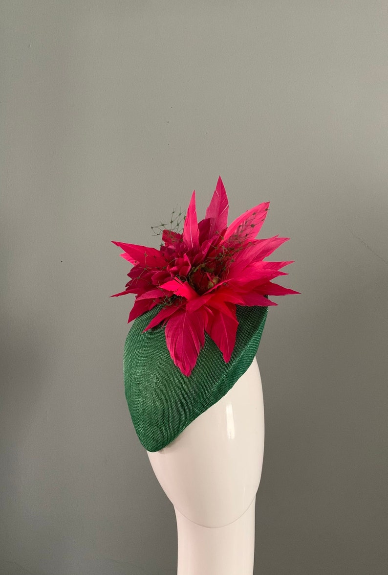 Green perching beret adorned with a fuchsia feather flower. image 1