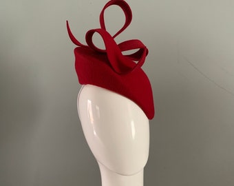 Wine wool felt perching hat adorned with a sculptured ribboned loop detail.