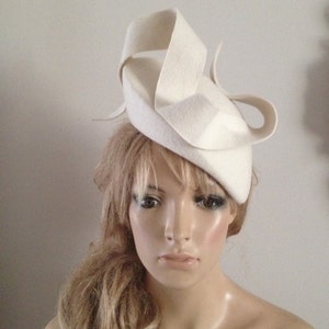 ivory wool felt perching beret hat embellished with a sculptured felt ribbon detail.