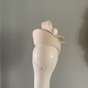 ivory wool felt perching beret hat adorned with a sculptured bow detail. image 3
