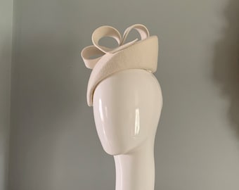 ivory wool felt perching beret hat adorned with a sculptured bow detail.