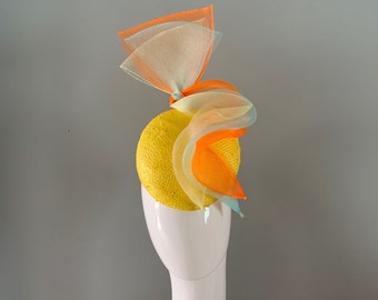 Gelbe Perchingmütze / Fascinator geschmückt mit Lemon,Orange und Blau Pastell Skulptur.