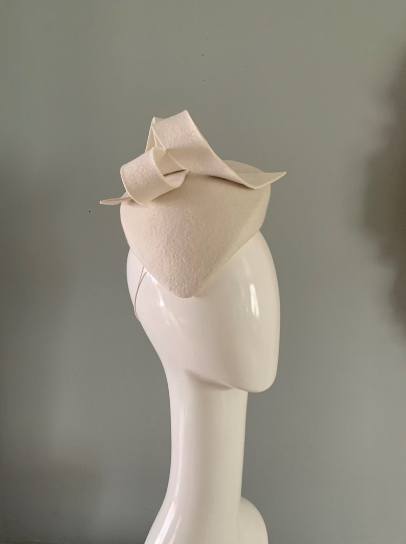 ivory wool felt perching beret hat adorned with a sculptured bow detail. zdjęcie 5