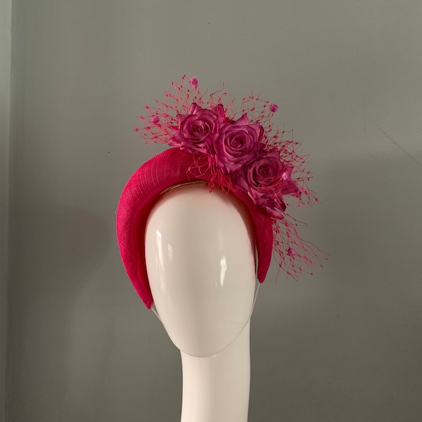 Bibi pour chapeau de perchoir couronne rose fuchsia orné de fleurs en soie et d'un voile de veuve joyeuse.